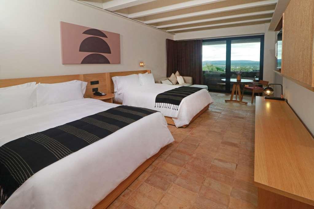 Albor San Miguel De Allende Tapestry Collection By Hilton Bilik gambar
